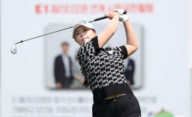 티샷 치는 유지나