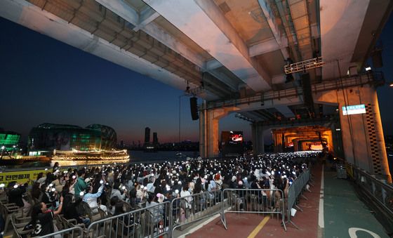 세븐틴, 잠수교에서 10주년 무료공연