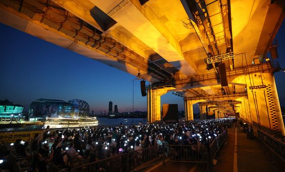 잠수교에서 10주년 무료공연 갖는 세븐틴