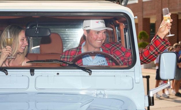 [포토] 차량 타고 건배 포즈 취하는 벤 그리핀과 약혼녀