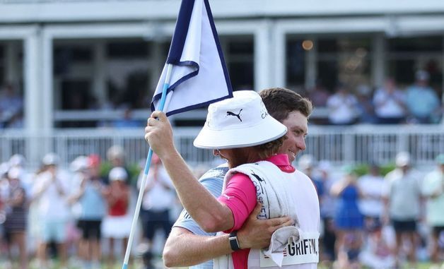 [포토] 찰스 슈와브 챌린지 우승에 캐디와 포옹하는 그리핀