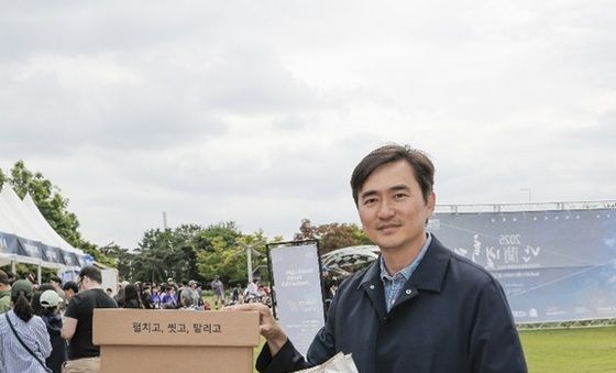 테트라팩 멸균팩 재활용 수거 캠페인에 참여하는 '쓰저씨' 김석훈