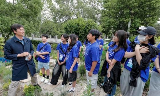 환경 관련 대화 나누는 김석훈과 테트라팩 에코 서포터즈