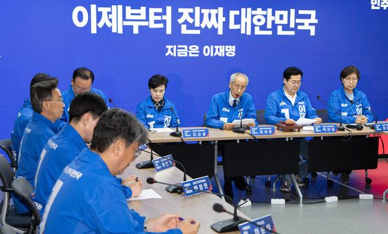 중앙선대위 발언하는 윤여준