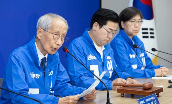 발언하는 윤여준 상임 총괄선대위원장