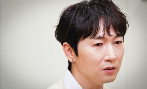 인터뷰하는 장우혁