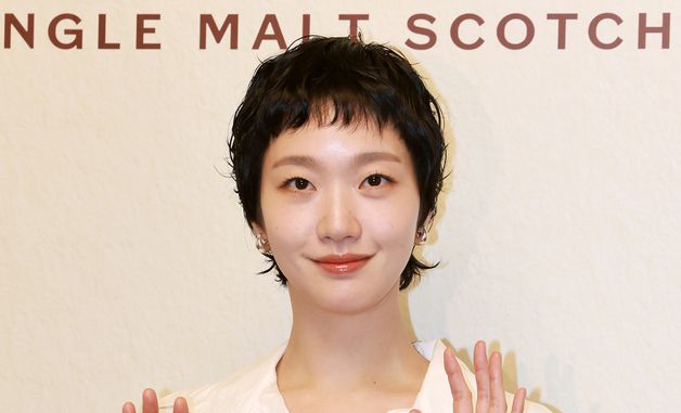 김고은, 심쿵 손인사