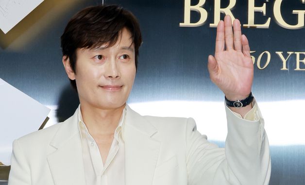 이병헌, 부드러운 손인사