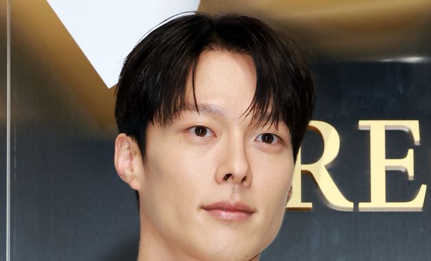 포즈 취하는 장기용