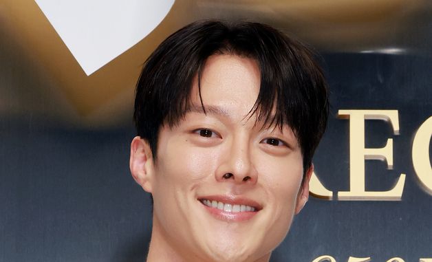 장기용, 부드러운 눈빛