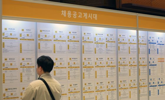 고용률 역대 최고 기록했지만…풀타임 취업자 줄고 알바 늘었다