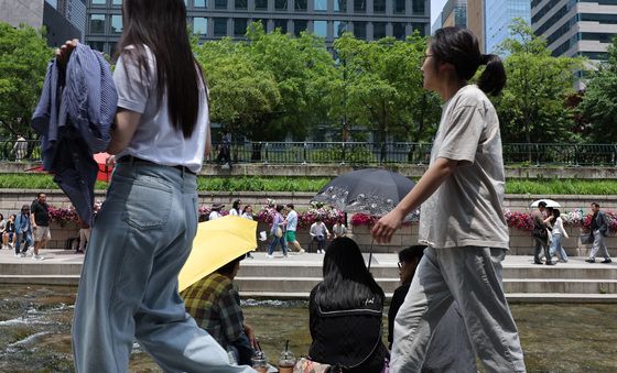 양산과 아이스커피, 반팔티의 계절