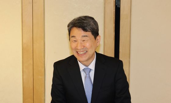 환하게 웃는 이주호 권한대행