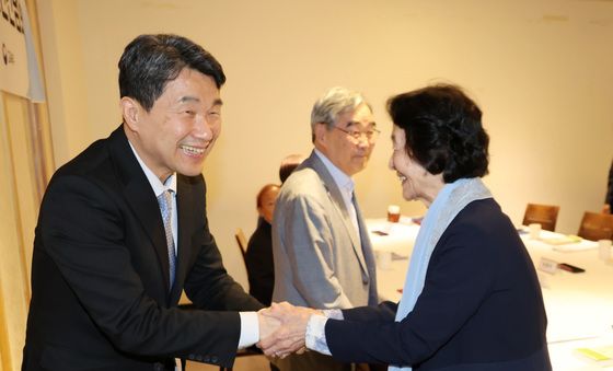 악수 나누는 이주호 권한대행