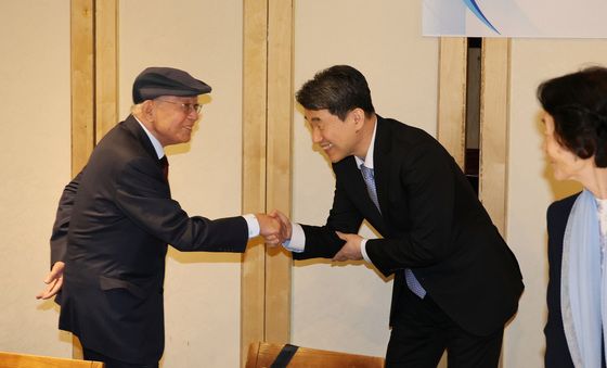 인사 나누는 이주호 권한대행