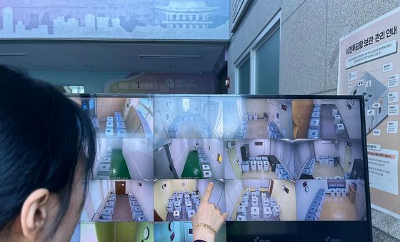 CCTV 통해 지켜보는 우편투표함 보관소