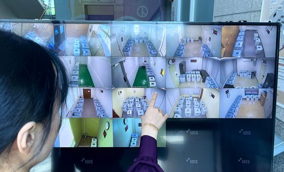 CCTV 통해 지켜보는 우편투표함 보관소