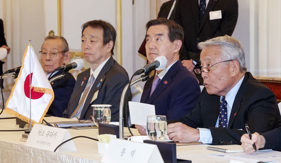 인사말하는 아소 유타카 아소시멘트 회장