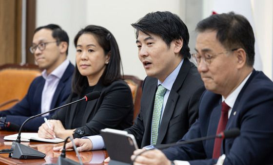 국회 찾아 발언하는 제이슨 권 오픈 AI 최고전략책임자