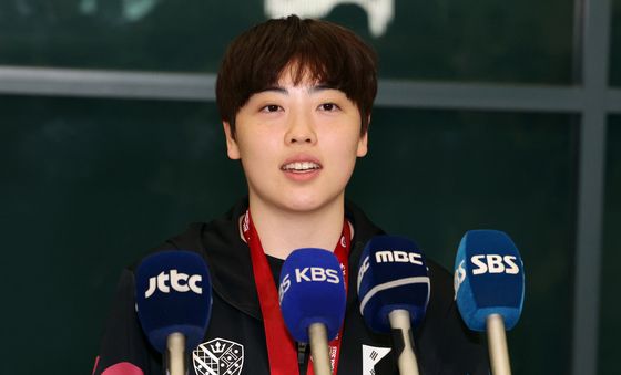 인터뷰하는 유한나