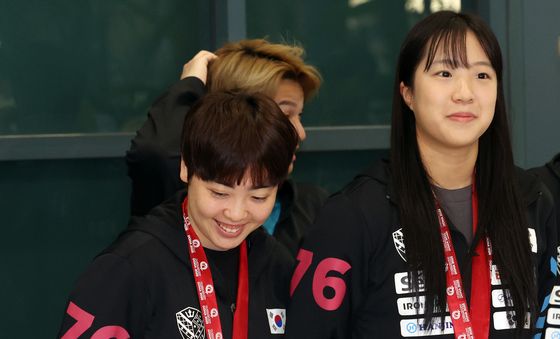 대화하는 신유빈·유한나