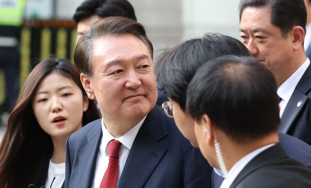 지지자들 보며 법원 나서는 윤석열 전 대통령