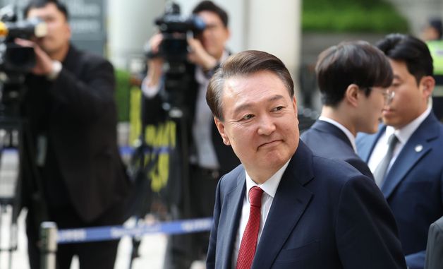 지지자들 보며 법원 나서는 윤석열 전 대통령