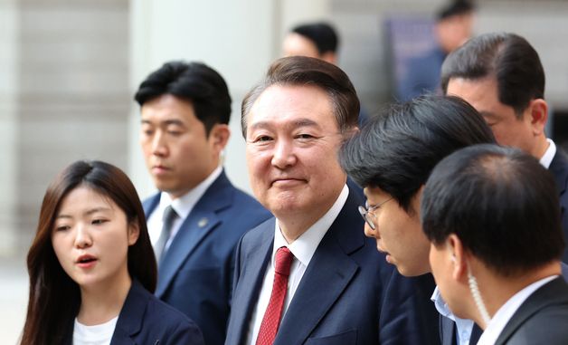 5차 공판 마치고 법원 나서는 윤석열 전 대통령