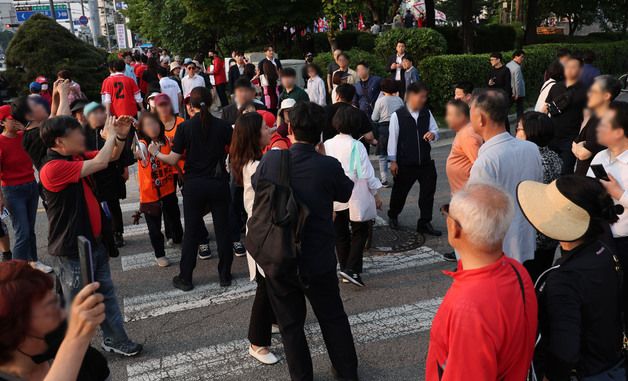 말싸움 하는 한동훈 지지자와 김문수 지지자