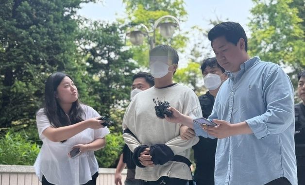 '마약 투약 혐의' 신남성연대 간부 영장 심사 출석