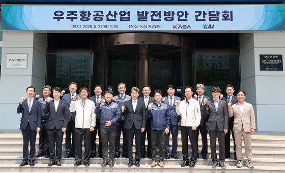 우주항공산업 발전방안 간담회 참석한 이주호 권한대행