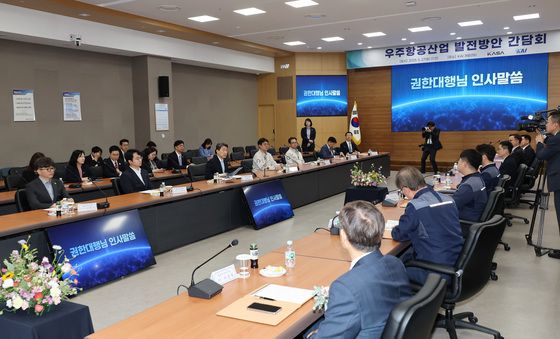 이주호 권한대행, 우주항공산업 발전방안 간담회 참석