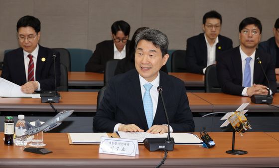 우주항공산업 간담회 인사말하는 이주호 권한대행