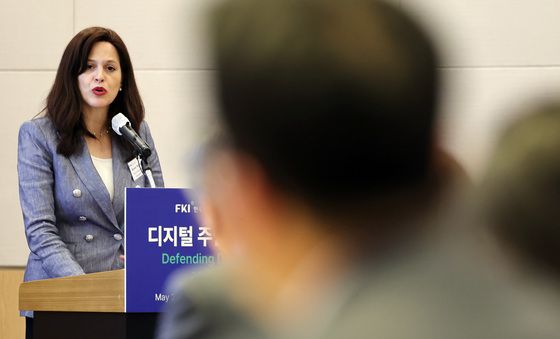 '사이버 안보' 기조강연 하는 뉴버거 교수