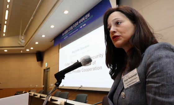 '사이버 안보' 기조강연 하는 뉴버거 교수