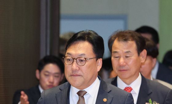 밸류업 시상식 참석하는 김병환·정은보