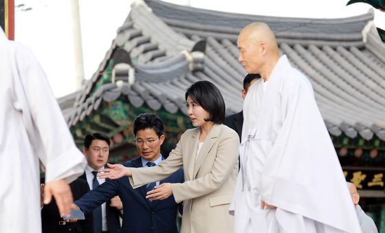 스님과 대화하는 김혜경 여사