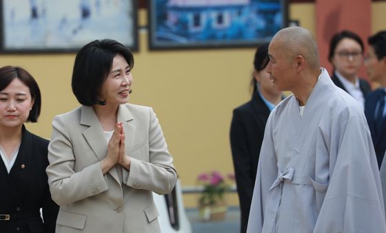 스님과 인사하는 김혜경 여사