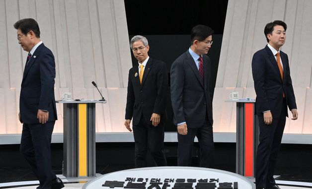 토론 위해 자리 향하는 대통령 후보들