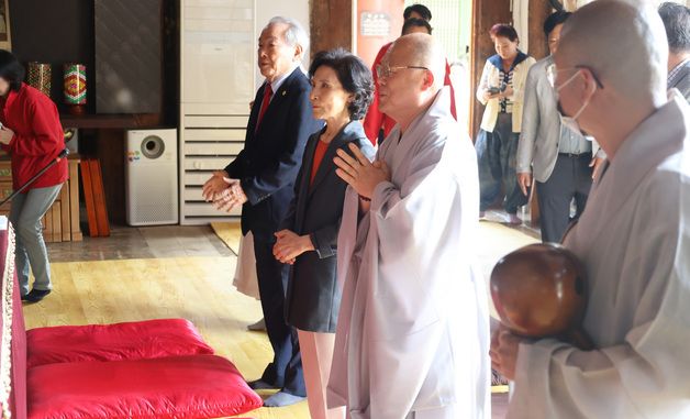 흥국사 방문한 설난영 여사