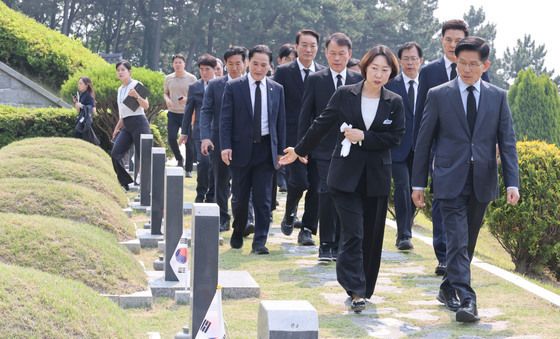 국립3.15민주묘지 찾은 김문수 '울컥'
