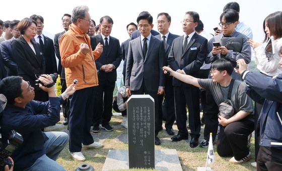 김주열 열사 묘역 찾은 김문수