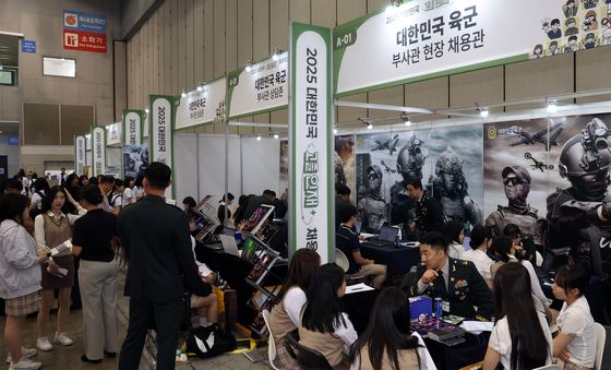 '육군 부사관 채용관 상담하는 고교생들'