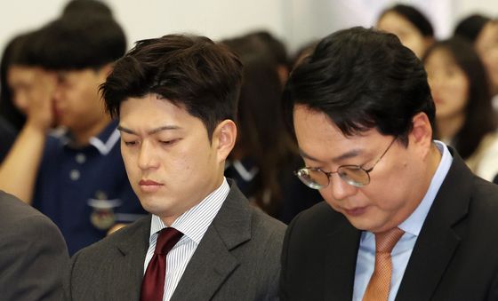 휴대폰주시하는 김용태·천하람