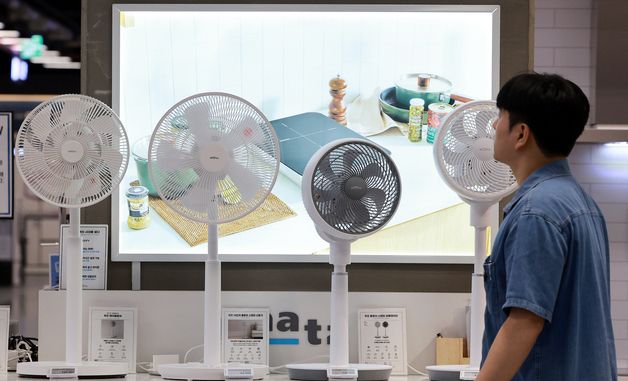 예년보다 빠른 무더위 속 선풍기 등 여름가전 판매 증가
