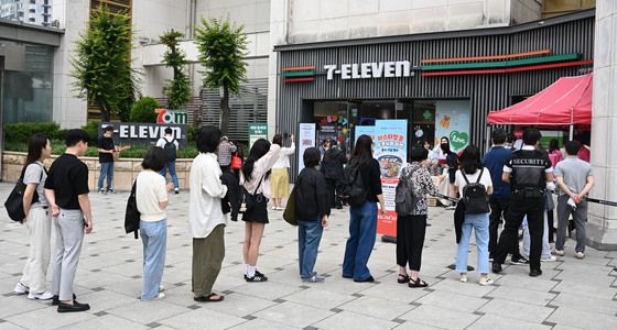 줄서서 기다리는 이스타항공 '도쿠시마 라면' 출시 기념행사