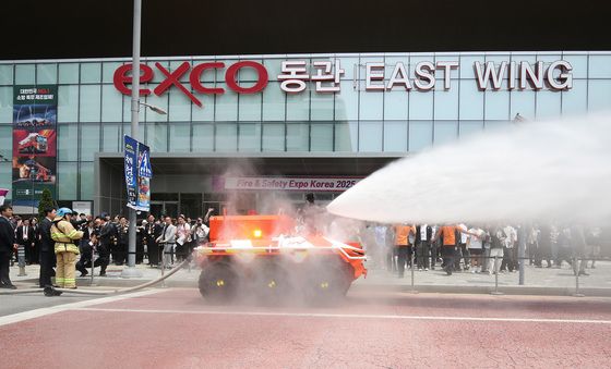 차량형 무인 소방로봇 시연