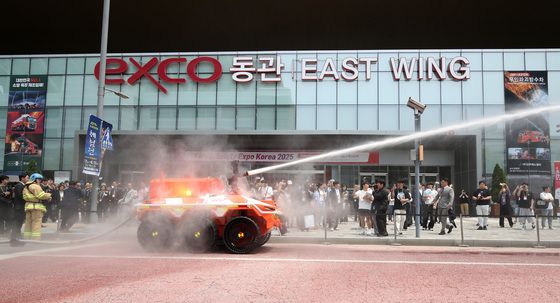 차량형 무인 소방로봇 시연