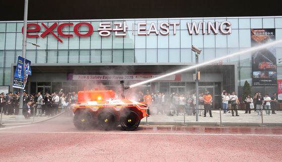 차량형 무인 소방로봇 시연