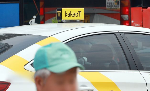 공정위, 앱 이용 안 해도 20% 떼 간 카카오택시에 과징금 39억